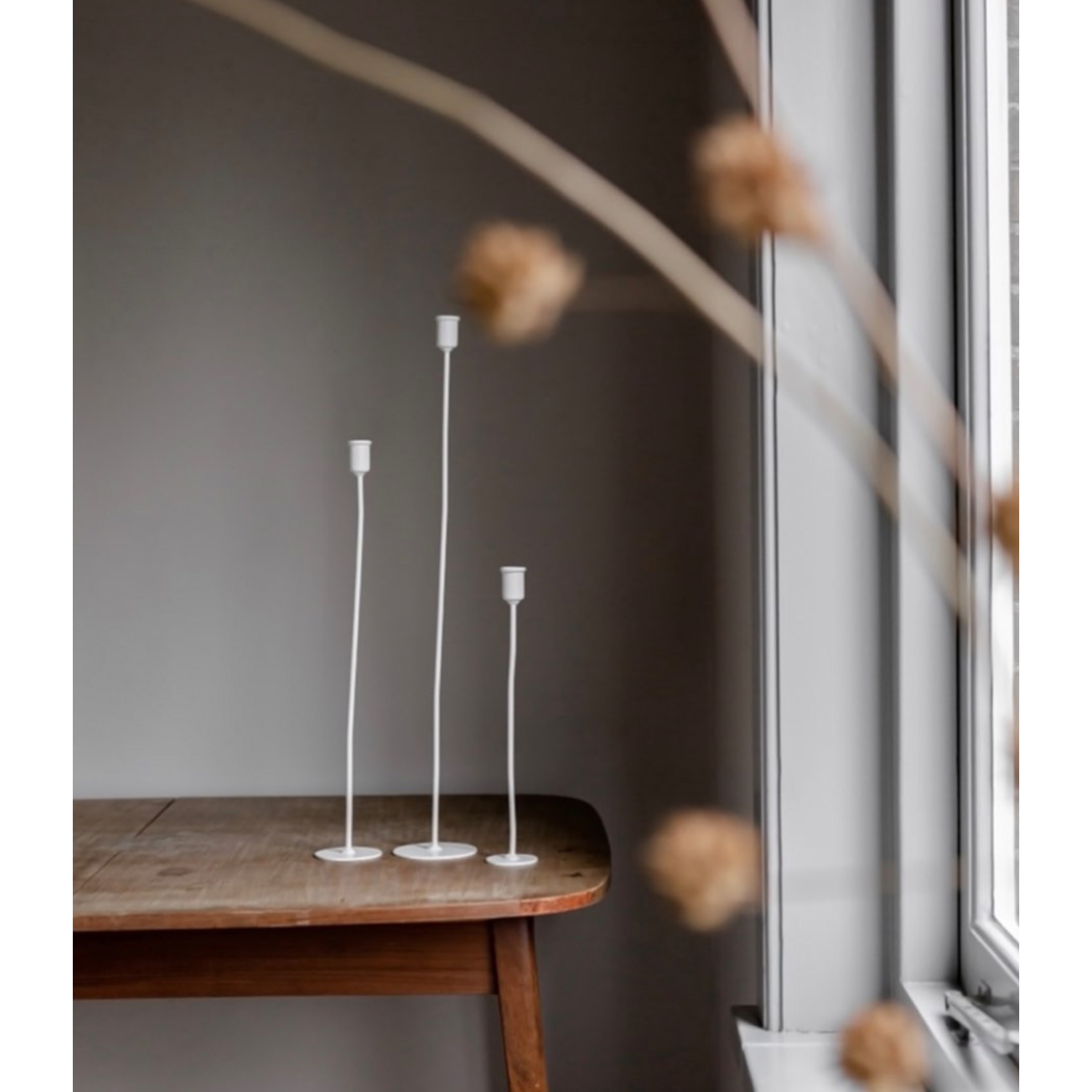 De ronde kandelaar k'Willem in huis - wit