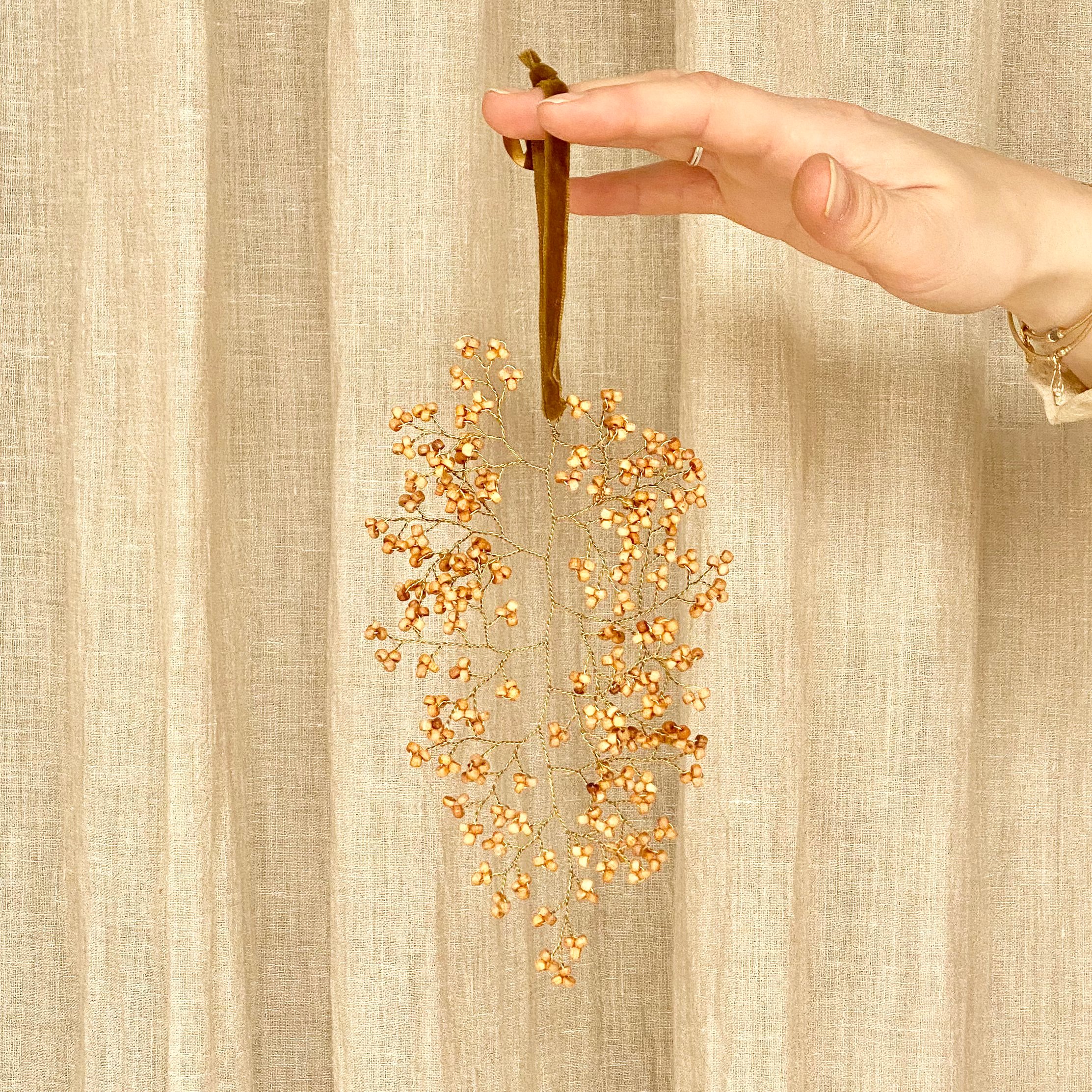 Hanger blad met houten kralen