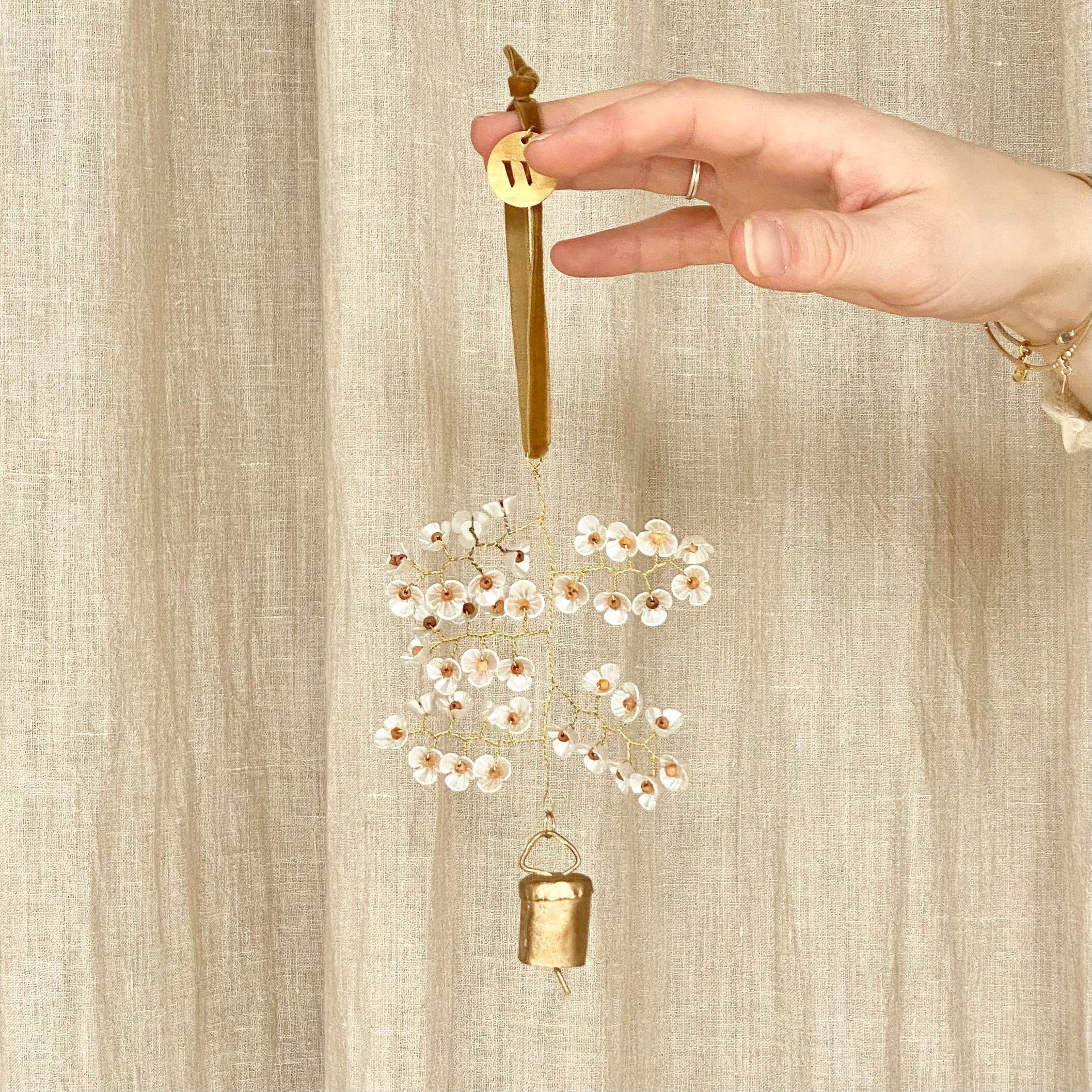 Hanger bloesem met bel